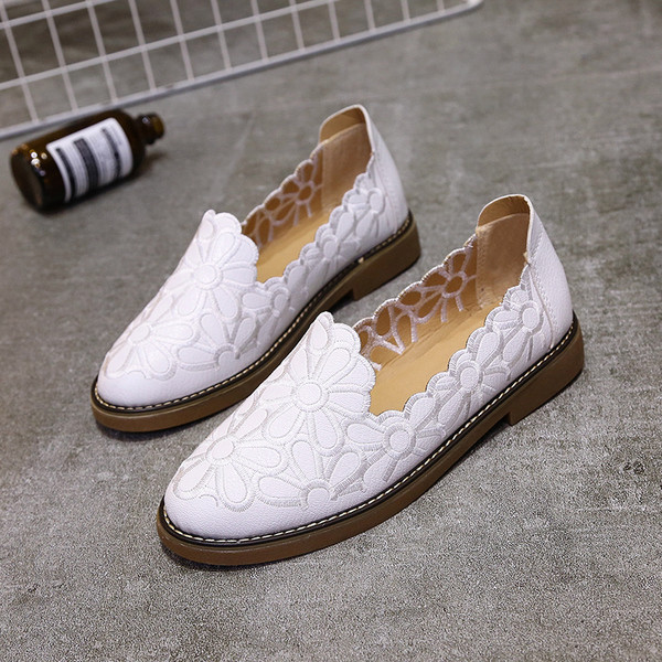 Γυναικεία μοκασίνια  με κεντήματα σε τρία χρώματα