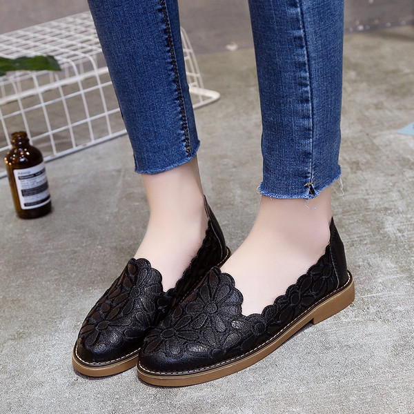 Γυναικεία μοκασίνια  με κεντήματα σε τρία χρώματα