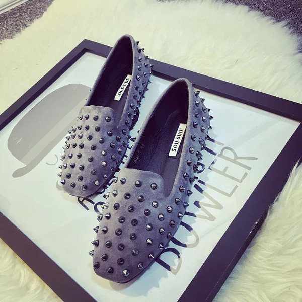 Стилни мокасини за дамите с метална декорация нит