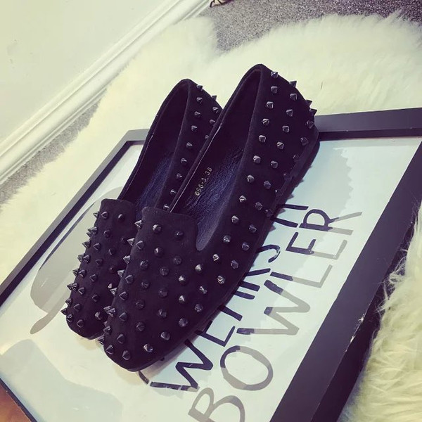 Стилни мокасини за дамите с метална декорация нит