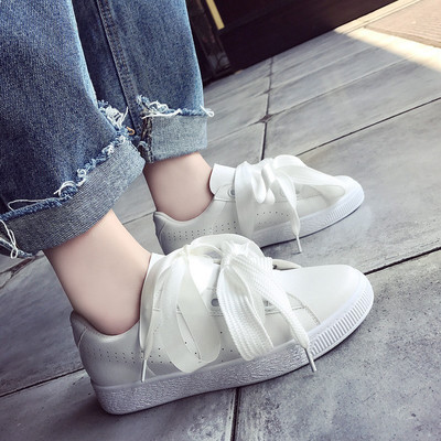 Γυναικεία αθλητικά παπούτσια σε μαύρο και άσπρο  χρώμα με μακριά κορδόνια