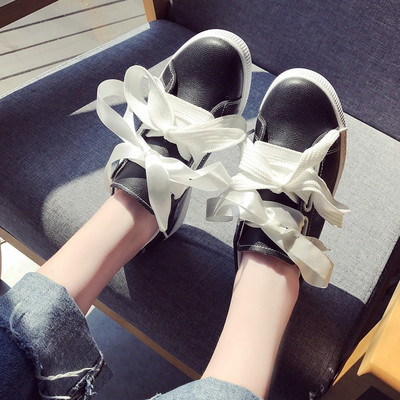 Γυναικεία αθλητικά παπούτσια σε μαύρο και άσπρο  χρώμα με μακριά κορδόνια