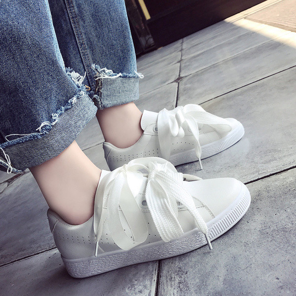 Γυναικεία αθλητικά παπούτσια σε μαύρο και άσπρο  χρώμα με μακριά κορδόνια