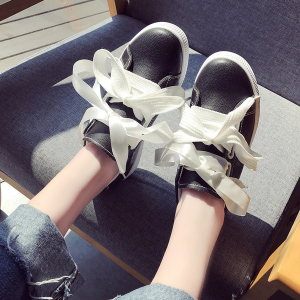 Γυναικεία αθλητικά παπούτσια σε μαύρο και άσπρο  χρώμα με μακριά κορδόνια