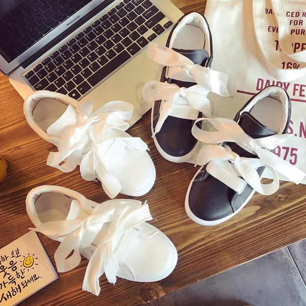 Γυναικεία αθλητικά παπούτσια σε μαύρο και άσπρο  χρώμα με μακριά κορδόνια