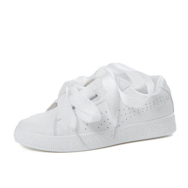 Γυναικεία αθλητικά παπούτσια σε μαύρο και άσπρο  χρώμα με μακριά κορδόνια