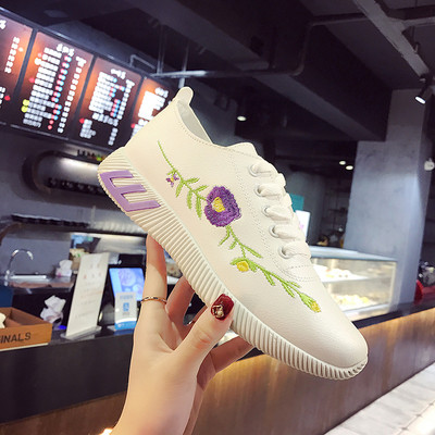 Αθλητικά κομψά γυναικεία αθλητικά παπούτσια σε λευκό χρώμα με κεντήματα