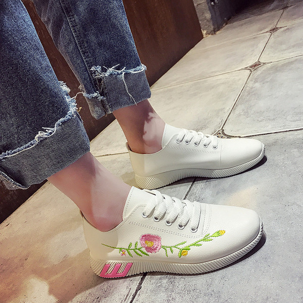 Αθλητικά κομψά γυναικεία αθλητικά παπούτσια σε λευκό χρώμα με κεντήματα