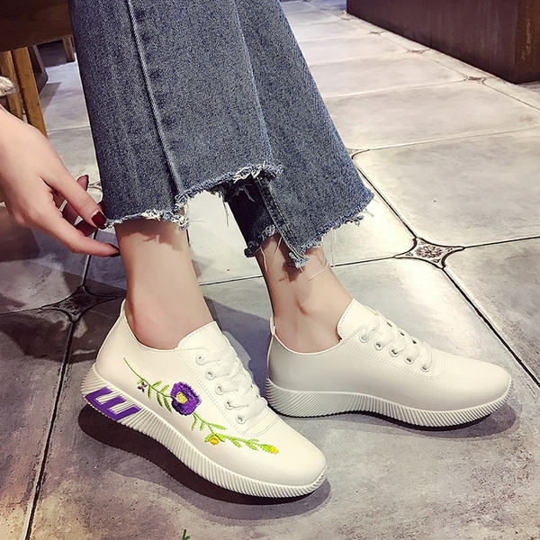 Αθλητικά κομψά γυναικεία αθλητικά παπούτσια σε λευκό χρώμα με κεντήματα