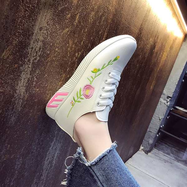 Αθλητικά κομψά γυναικεία αθλητικά παπούτσια σε λευκό χρώμα με κεντήματα