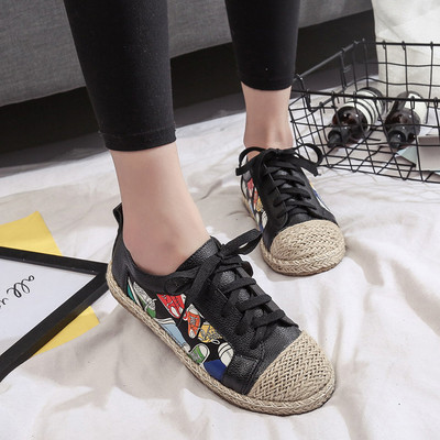 Κομψά γυναικεία παπούτσια σε δύο χρώματα με εικόνα