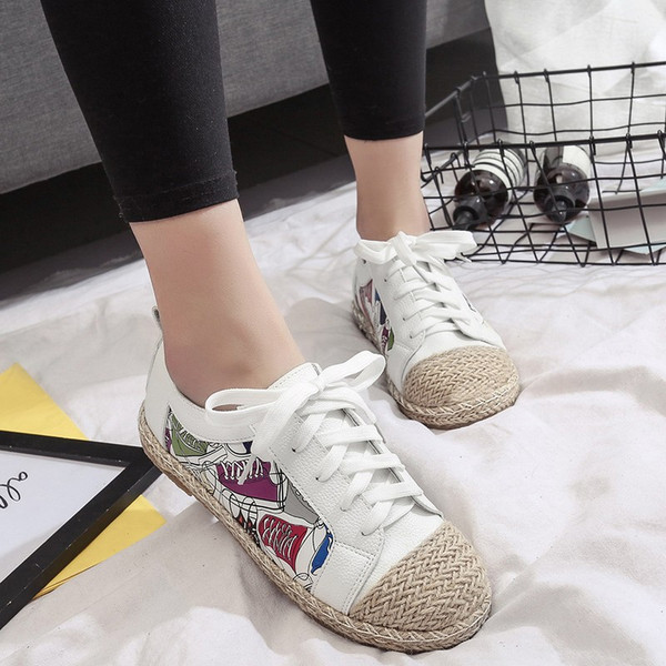 Κομψά γυναικεία παπούτσια σε δύο χρώματα με εικόνα