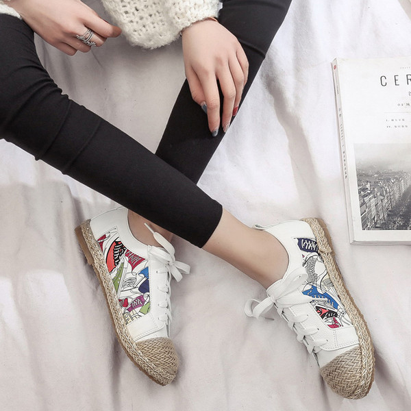 Κομψά γυναικεία παπούτσια σε δύο χρώματα με εικόνα