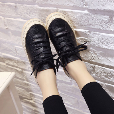 Όμορφα δερμάτινα πάνινα γυναικεία παπούτσια  σε μαύρο και άσπρο χρώμα