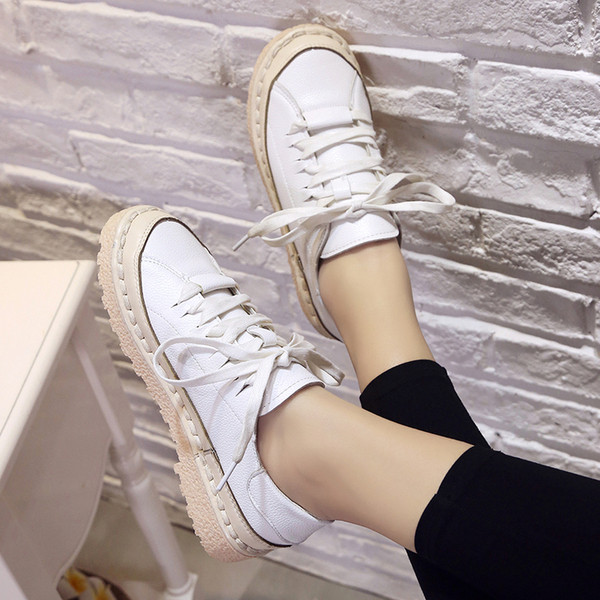 Όμορφα δερμάτινα πάνινα γυναικεία παπούτσια  σε μαύρο και άσπρο χρώμα