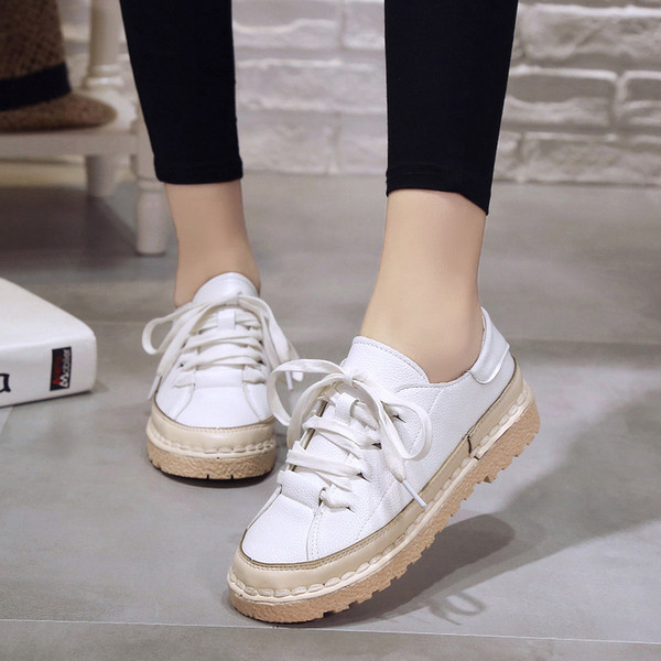 Όμορφα δερμάτινα πάνινα γυναικεία παπούτσια  σε μαύρο και άσπρο χρώμα