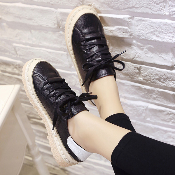 Όμορφα δερμάτινα πάνινα γυναικεία παπούτσια  σε μαύρο και άσπρο χρώμα