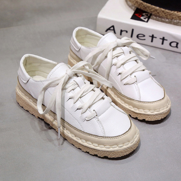 Όμορφα δερμάτινα πάνινα γυναικεία παπούτσια  σε μαύρο και άσπρο χρώμα