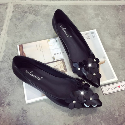 Γυναικεία μοκασίνια - διακοσμημένη με λουλούδια σε τρία χρώματα