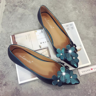 Γυναικεία μοκασίνια - διακοσμημένη με λουλούδια σε τρία χρώματα