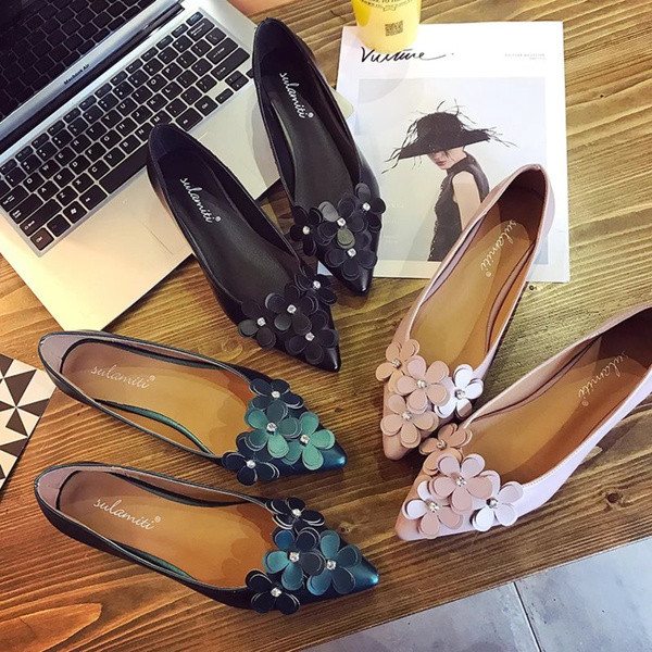 Γυναικεία μοκασίνια - διακοσμημένη με λουλούδια σε τρία χρώματα