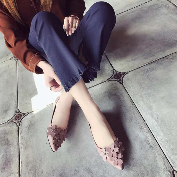 Γυναικεία μοκασίνια - διακοσμημένη με λουλούδια σε τρία χρώματα