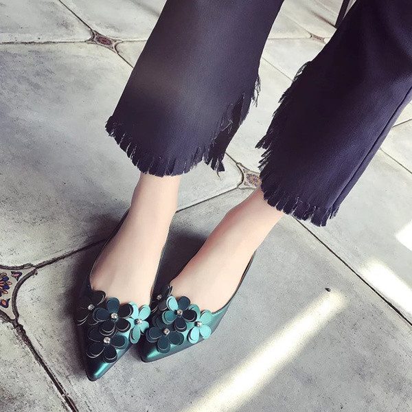 Γυναικεία μοκασίνια - διακοσμημένη με λουλούδια σε τρία χρώματα