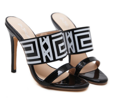 Γυναικεία σανδάλια με ψηλό τακούνι με ενδιαφέρουσα πολύχρωμη επιφάνεια