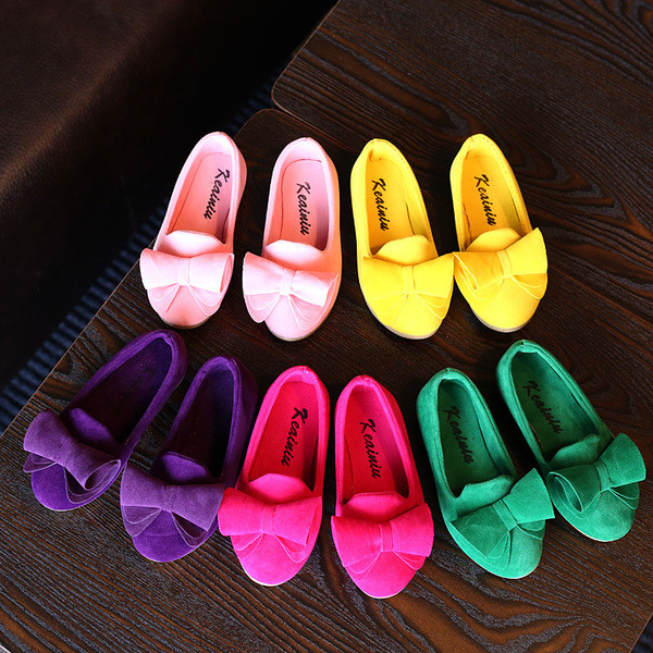 Γλυκά παιδικά μοκασίνια με κορδέλα σε διάφορα χρώματα κατάλληλα για τη καθημερινή ζωή