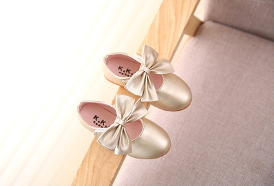 Πολύ γλυκά παιδικά μοκασίνια για κορίτσια με μια μεγάλη κορδέλα σε τρία χρώματα