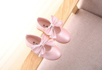 Πολύ γλυκά παιδικά μοκασίνια για κορίτσια με μια μεγάλη κορδέλα σε τρία χρώματα