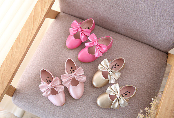 Πολύ γλυκά παιδικά μοκασίνια για κορίτσια  με μια μεγάλη κορδέλα σε τρία χρώματα