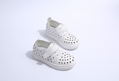 Αναπνεύσιμα παιδικά παπούτσια για κορίτσια σε λευκό και μαύρό με λουράκια βελκρό