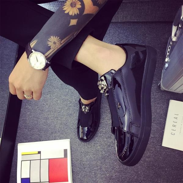 Πολύ κομψά ανδρικά πάνινα παπούτσια χωρίς διακοσμητικούς κρίκους σε διάφορα χρώματα