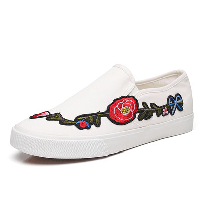 Άνετα ανδρικά παπούτσια με πολύ άνετη επίπεδη εξωτερική σόλα και όμορφα κεντήματα στο εξωτερικό