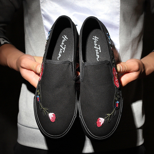 Άνετα ανδρικά παπούτσια  με πολύ άνετη επίπεδη εξωτερική σόλα και όμορφα κεντήματα στο εξωτερικό