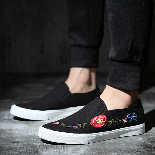 Άνετα ανδρικά παπούτσια  με πολύ άνετη επίπεδη εξωτερική σόλα και όμορφα κεντήματα στο εξωτερικό