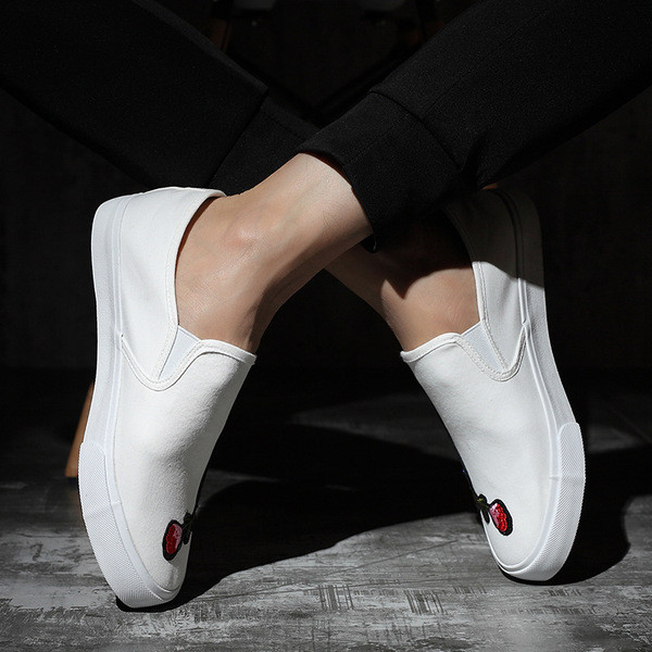 Άνετα ανδρικά παπούτσια  με πολύ άνετη επίπεδη εξωτερική σόλα και όμορφα κεντήματα στο εξωτερικό