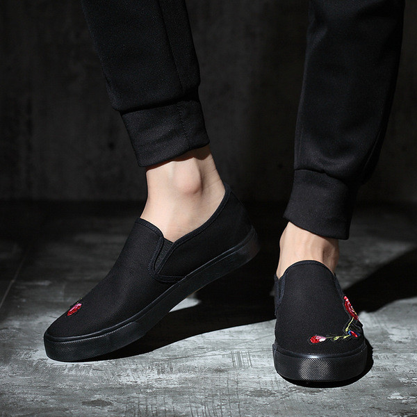 Άνετα ανδρικά παπούτσια  με πολύ άνετη επίπεδη εξωτερική σόλα και όμορφα κεντήματα στο εξωτερικό