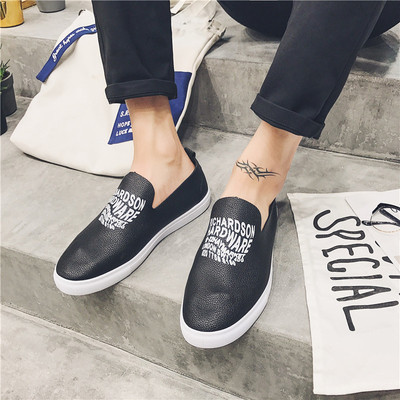 Ανδρικά μοκασίνια σε λευκό και μαύρο χρώμα με επιγραφή