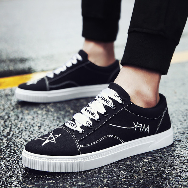 Περιστασιακά ανδρικά πάνινα παπούτσια με επιγραφές και έγχρωμα κορδόνια