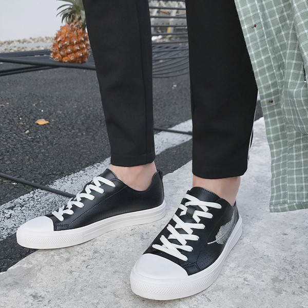 Κομψά αθλητικά παπούτσια ανδρικά  αναπνεύσιμα και κεντημένα