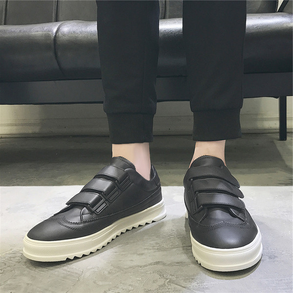 Красиви мъжки кецове в бял и черен цвят с висока подметка