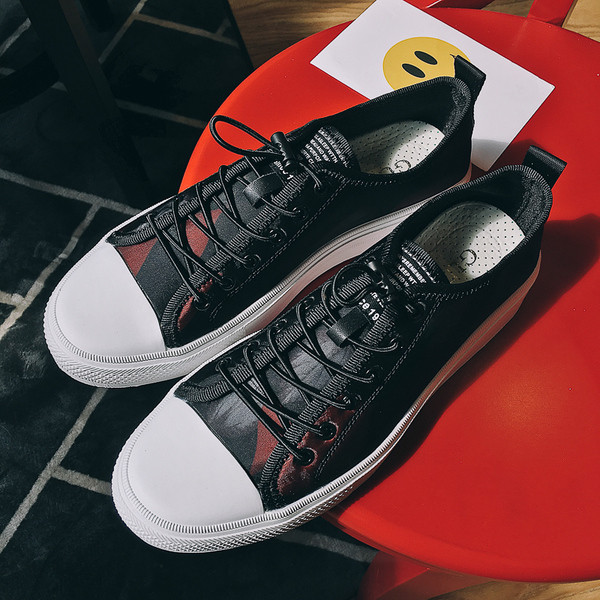 Πολύ όμορφα ανδρικά πάνινα παπούτσια κατάλληλα γιατην  καθημερινή ζωή σε δύο χρώματα