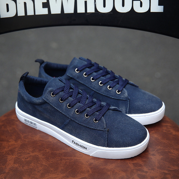 Ανδρικά αθλητικά παπούτσια σε κόκκινο, μαύρο και μπλε χρώμα