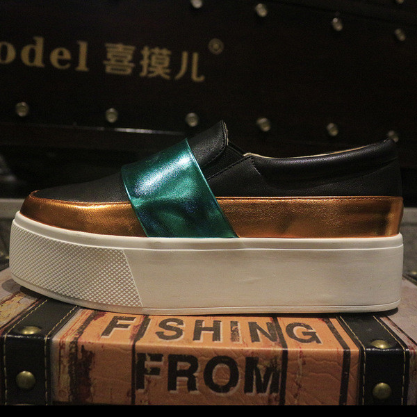 Πολύ ενδιαφέροντα καθημερινά γυναικεία παπούτσια  σε υψηλή πλατφόρμα σε ρέοντα χρώματα