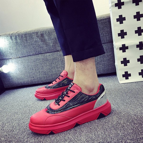 Ένα ενδιαφέρον μοντέλο ανδρικά παπούτσια σε τρεις αποχρώσεις