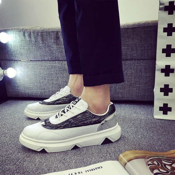 Ένα ενδιαφέρον μοντέλο ανδρικά παπούτσια σε τρεις αποχρώσεις