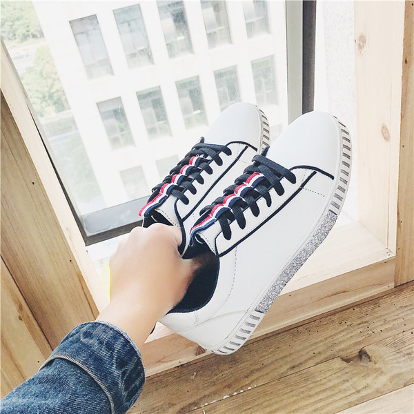 Πανέμορφα και casual ανδρικά παπούτσια σε λευκό και μαύρο χρώμα