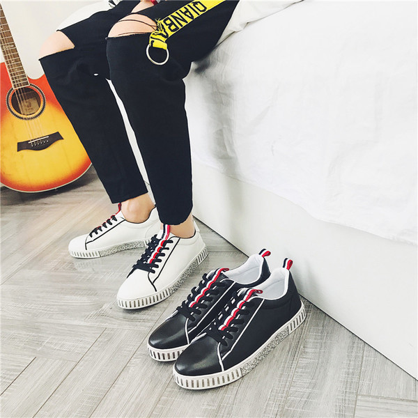 Πανέμορφα και casual ανδρικά παπούτσια σε λευκό και μαύρο χρώμα